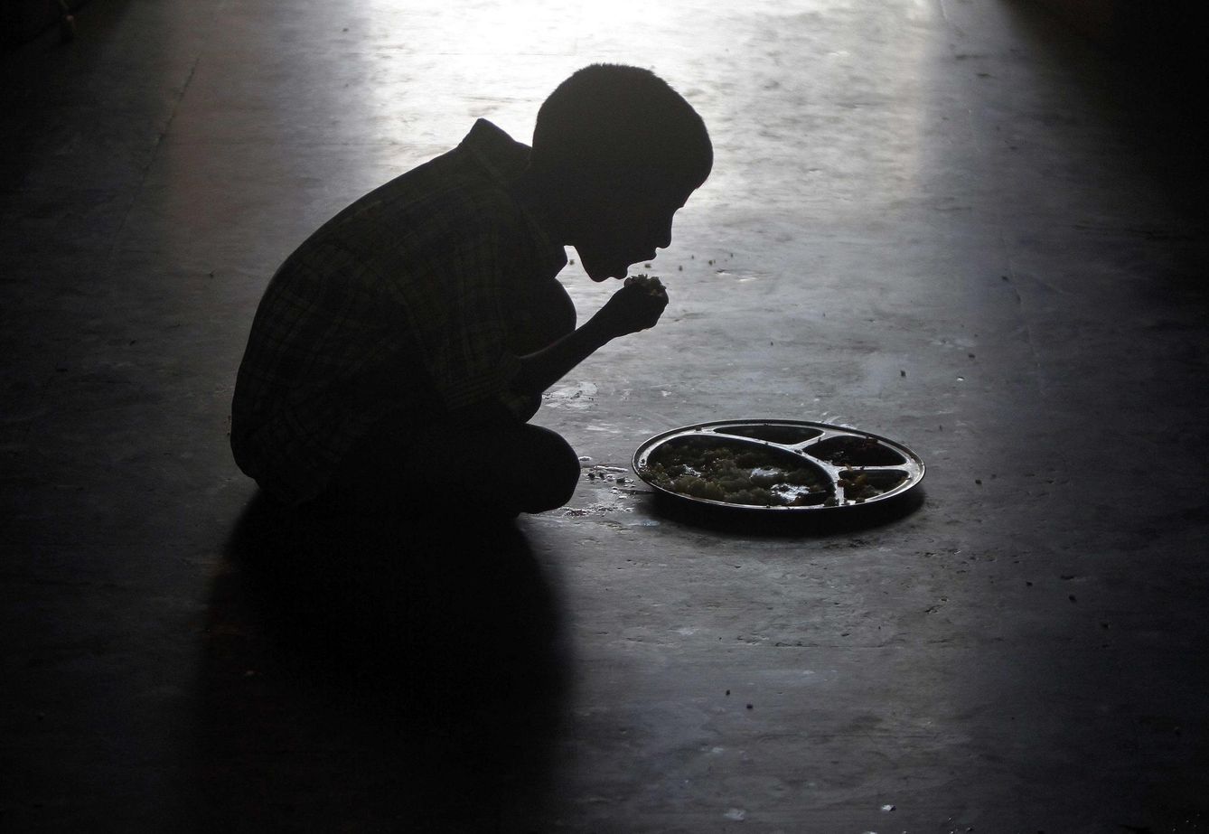 Niño come en un orfanato de la India. (Reuters)