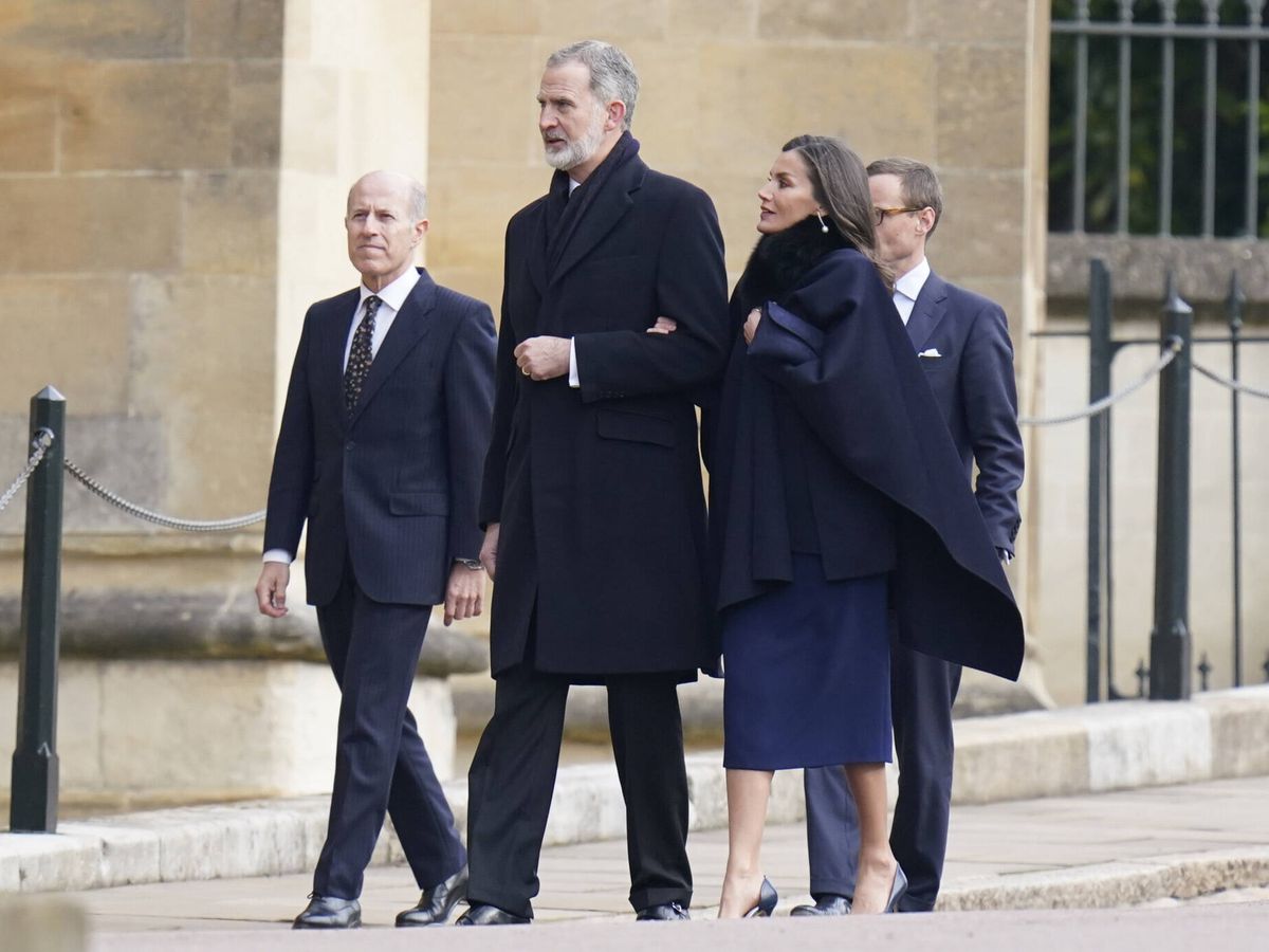 Foto: La reina Letizia y el rey Felipe, a su llegada a la misa homenaje a Constantino en el Reino Unido. (Gtres)