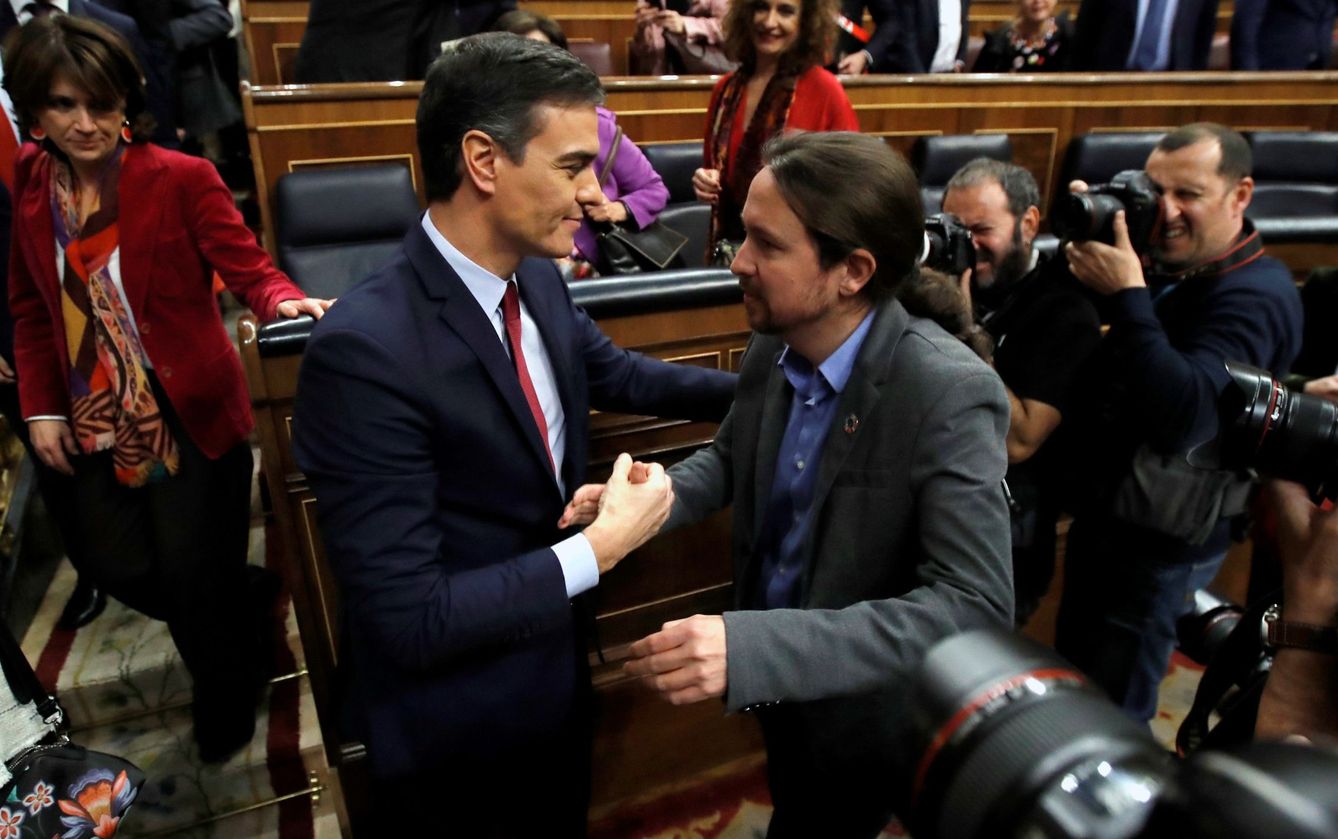 El líder de Unidas Podemos, Pablo Iglesias (d), felicita a Pedro Sánchez. (EFE)