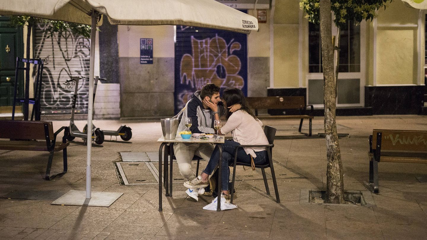 Una pareja, en el centro de Madrid. (A. M.)