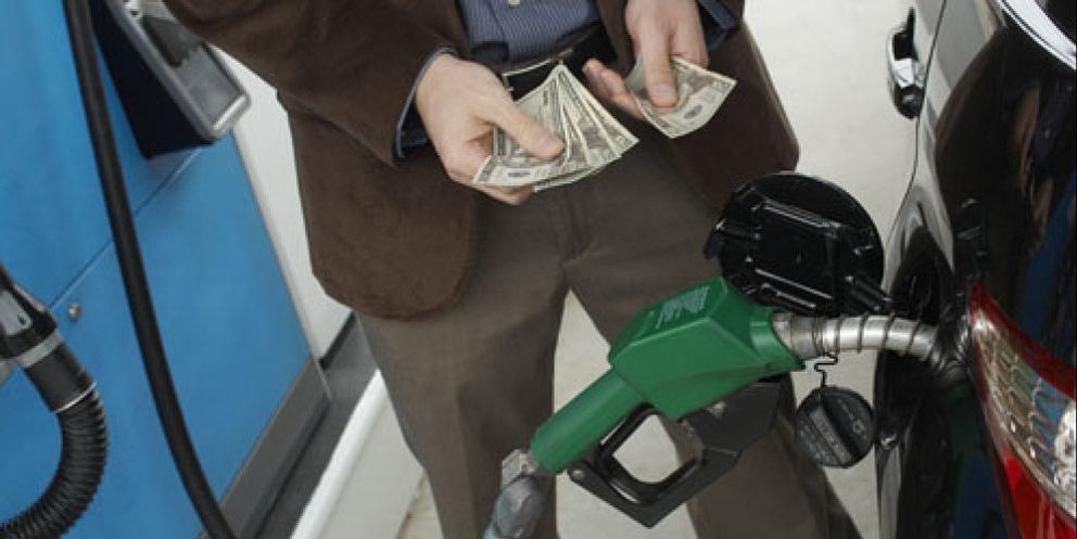 Foto: Semáforo rojo: el litro de gasolina a dos euros