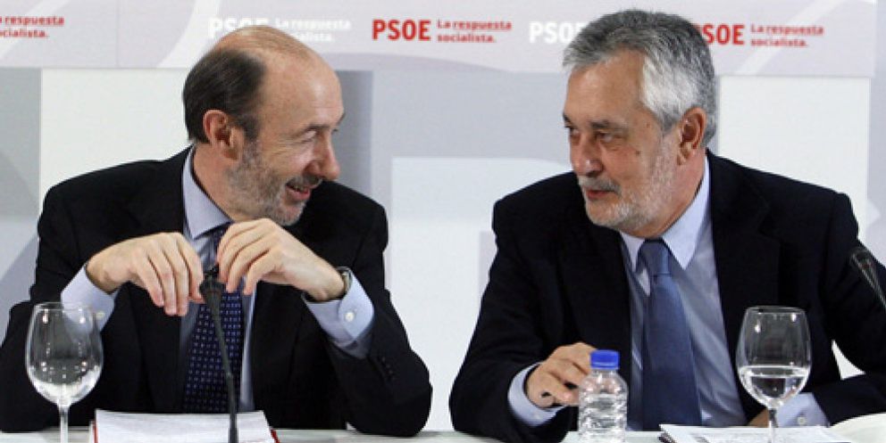 Foto: Rubalcaba advierte que el PSOE seguirá en la calle pese a los reproches del PP