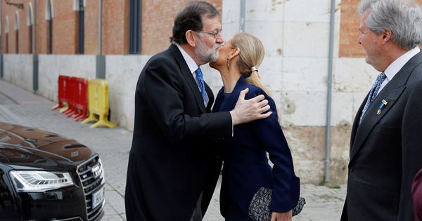 Foto: El presidente del Gobierno, Mariano Rajoy, saluda a Cristina Cifuentes. (EFE)