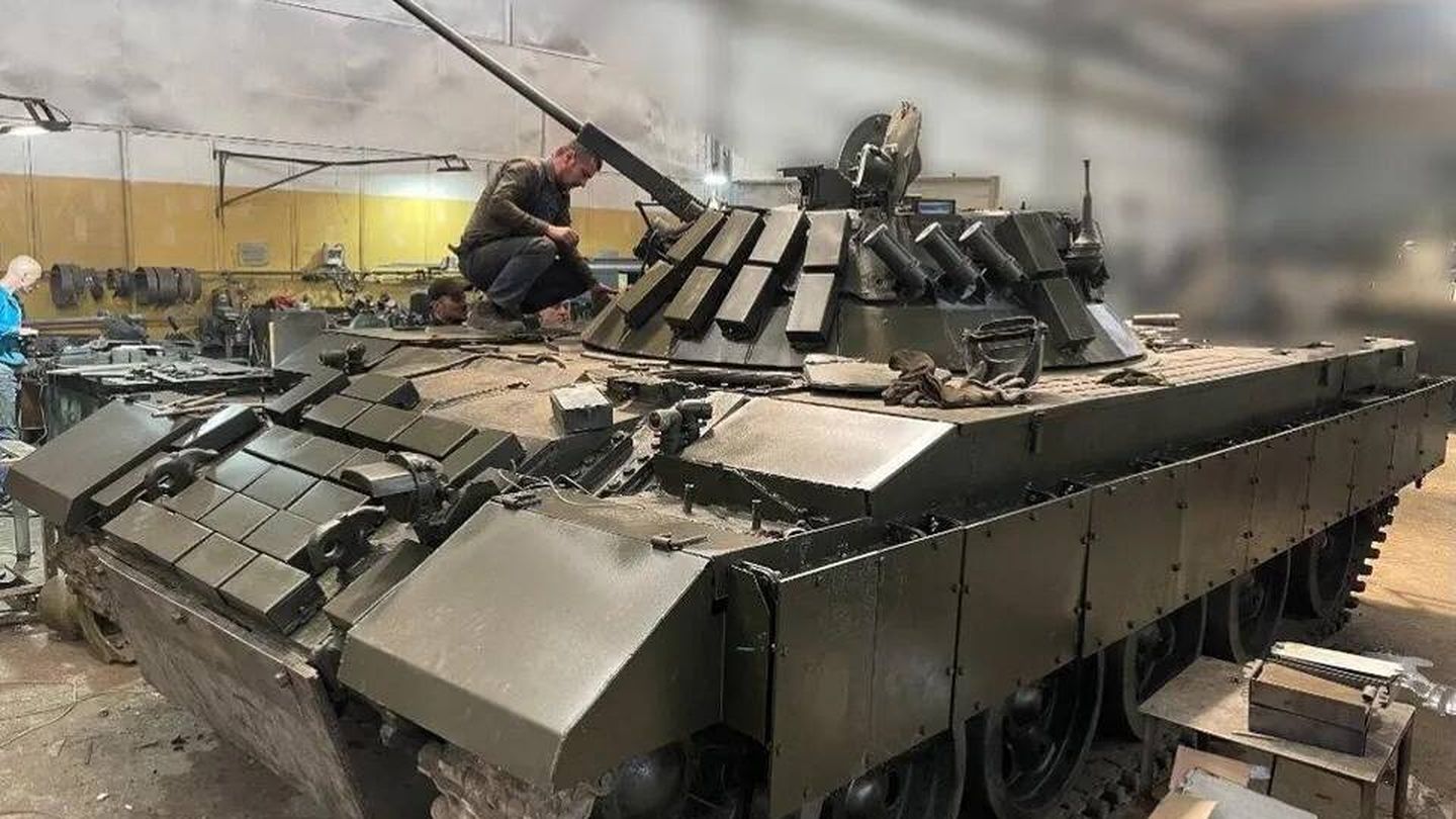Un frankenstein ucraniano fabricado con partes de tanques dejados atrás por los rusos.