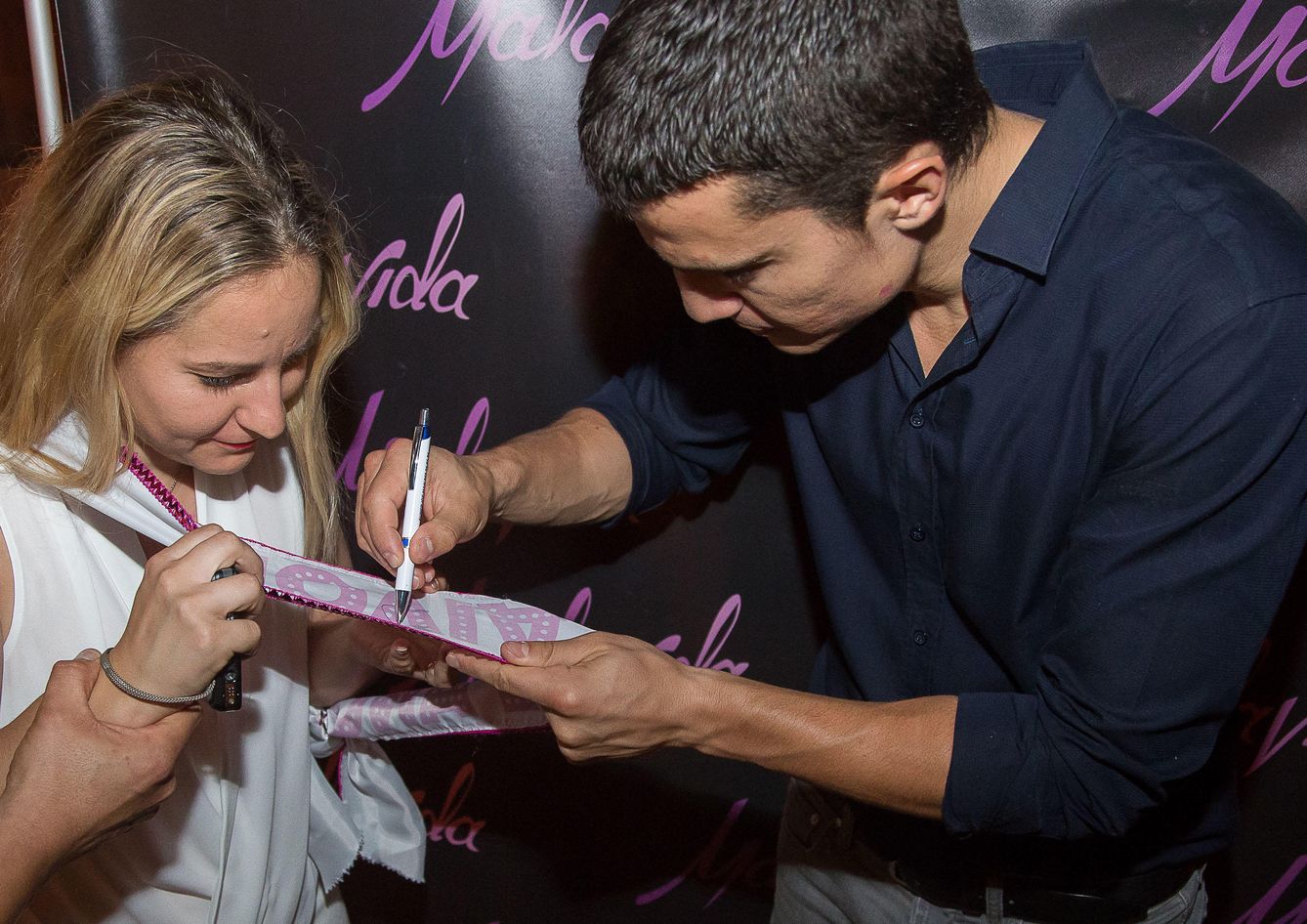 El actor firma autógrafos a sus fans en Marbella (Malavida)
