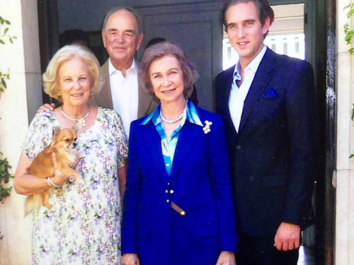 Foto: El conde Rudi y su familia, junto a la reina Sofía. (A.G.)