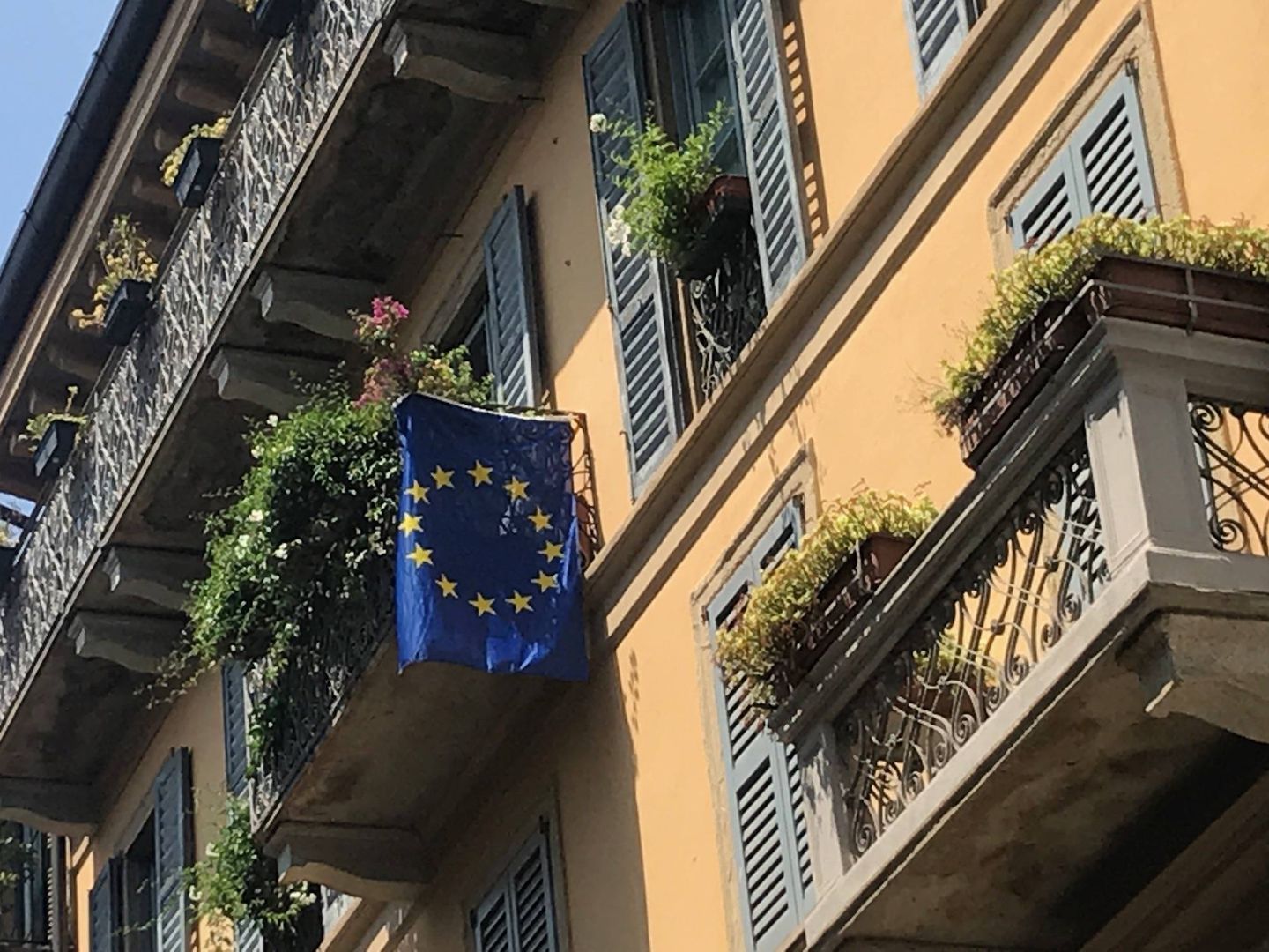 Bandera europea en un balcón italiano. (J.Brandoli)