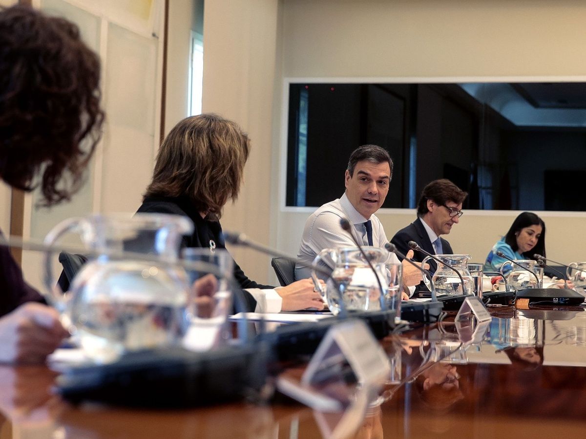 Foto: Pedro Sánchez charla con sus ministros en la décima conferencia de presidentes, este 17 de mayo. (JM Cuadrado | Pool Moncloa)