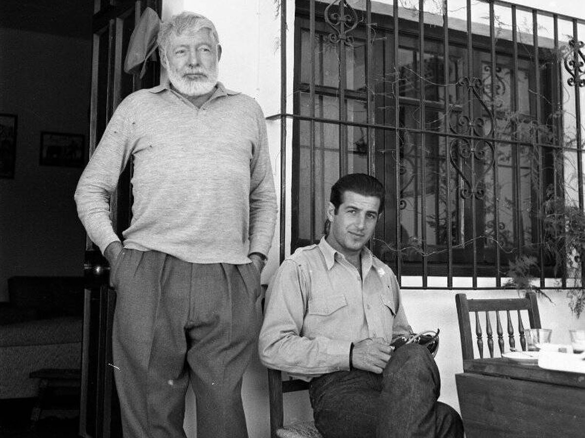 Foto: Ernest Hemingway junto a  Antonio Ordonez. (JFK Library) 