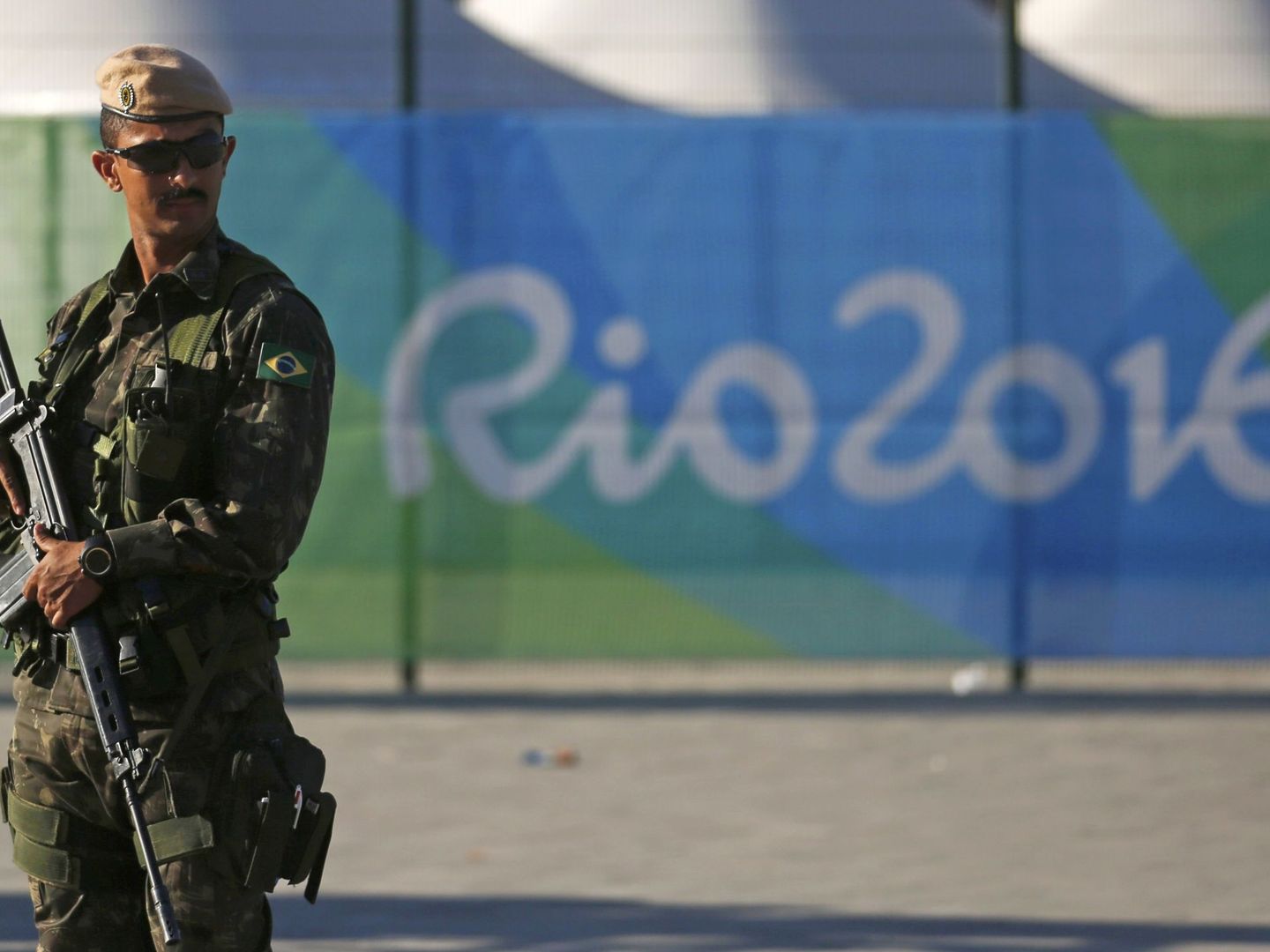 Un miembro de las fuerzas especiales de la policía monta guardia en el barrio de Barra da Tijuca, dos semanas antes de la inauguración de los Juegos Olímpicos de Río 2016. (Reuters)