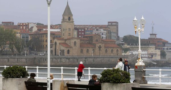 Foto: El tiempo en la playa de San Lorenzo de Gijón, en una imagen de archivo. (EFE)