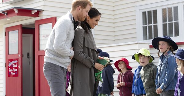 Foto: Los Duques de Sussex rodeados de niños. Meghan embarazada y como siempre, muy estilosa (EFE) 