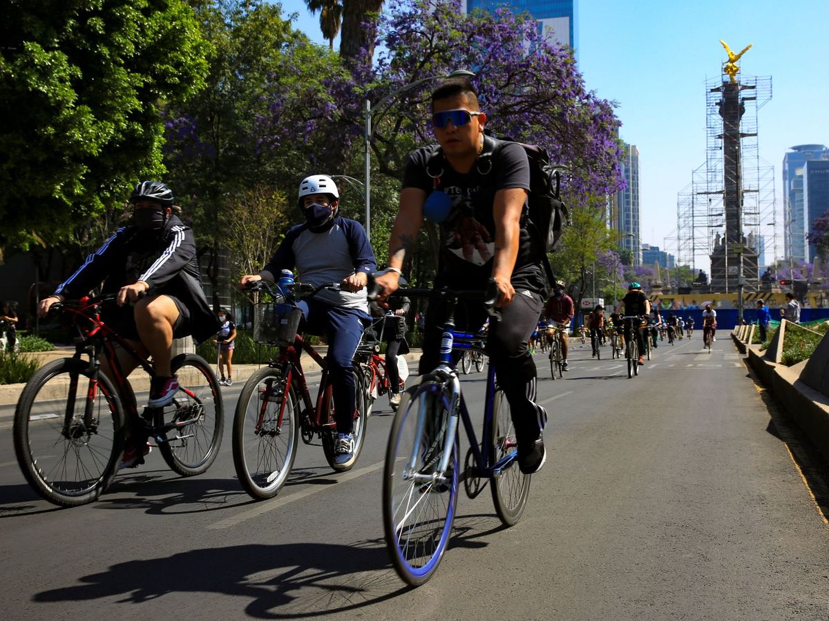 Foto: Varios ciclistas pasean en bicicleta por Ciudad de México. (EFE)