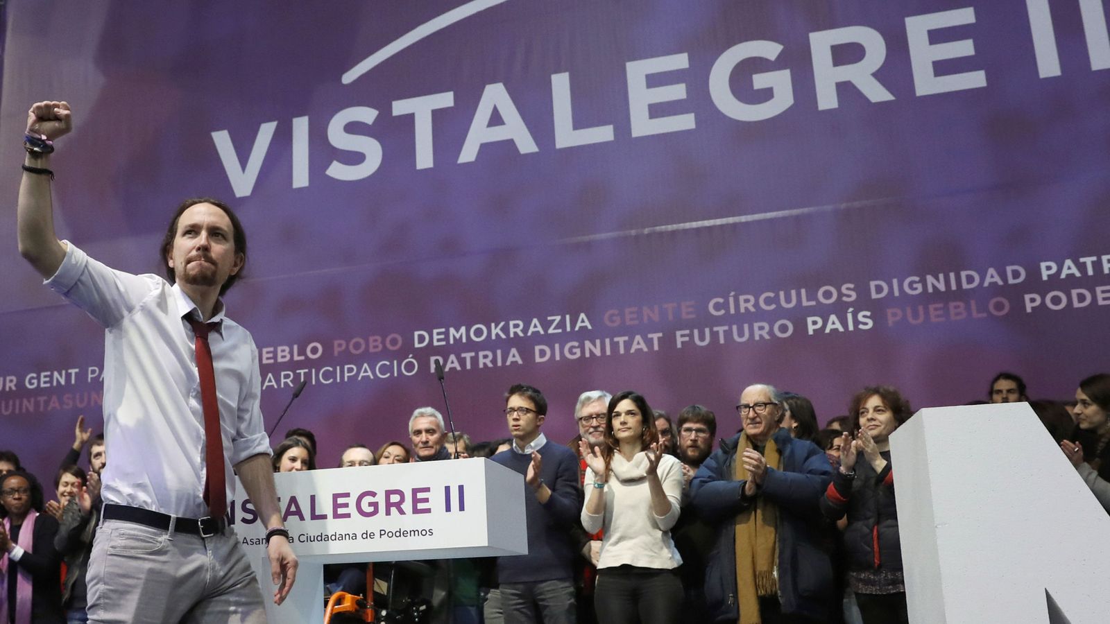Foto: El líder de Podemos, Pablo Iglesias, con el resto de miembros de la dirección tras anunciarse los resultados de la asamblea de Vistalegre II en febrero del pasado año. (EFE)