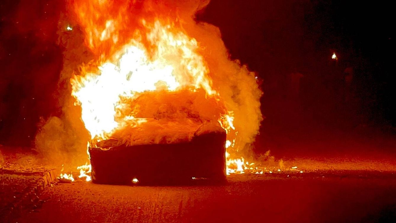 Foto: Un Tesla Model S Plaid que se puso a arder mientras su dueño lo conducía en Pensilvania. (Geragos & Geragos/Reuters)
