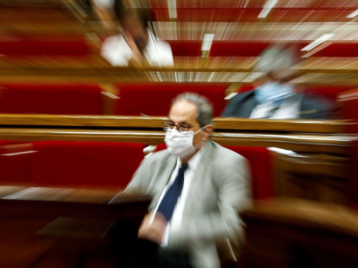 Foto: El presidente de la Generalitat Quim Torra sentado en su escaño en el Parlament. (EFE)