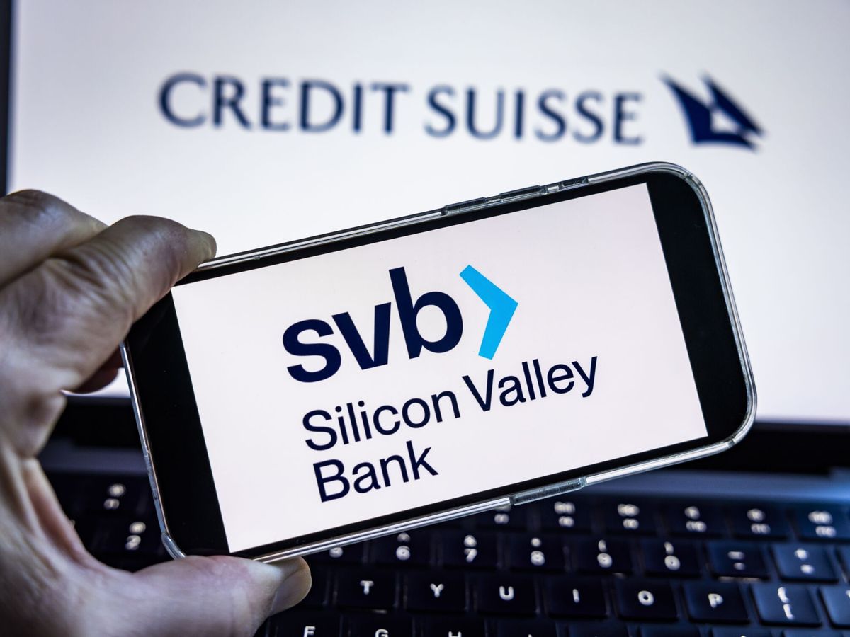 Foto: Logo de Credit Suisse junto a la 'app' de Silicon Valley Bank. (EFE/Jim Lo Scalzo)