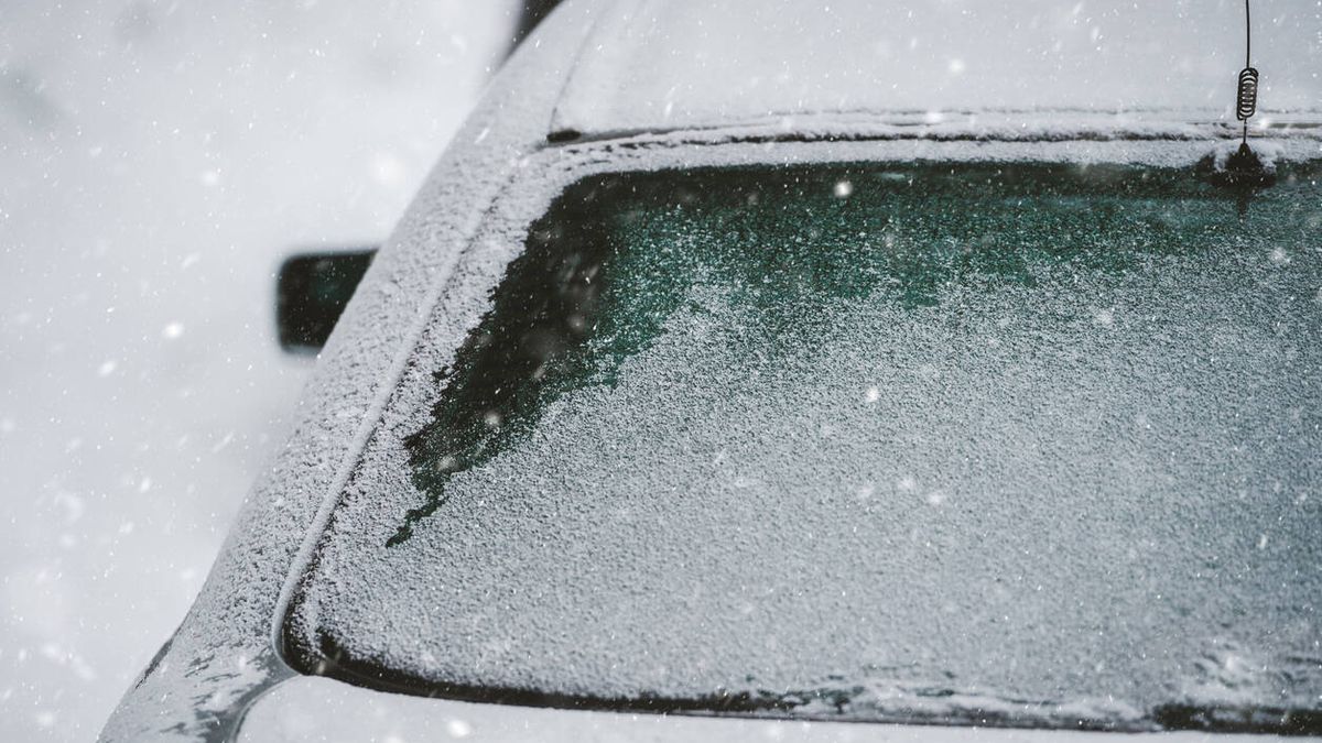 Cómo quitar el hielo del parabrisas del coche sin romper el cristal, según la DGT