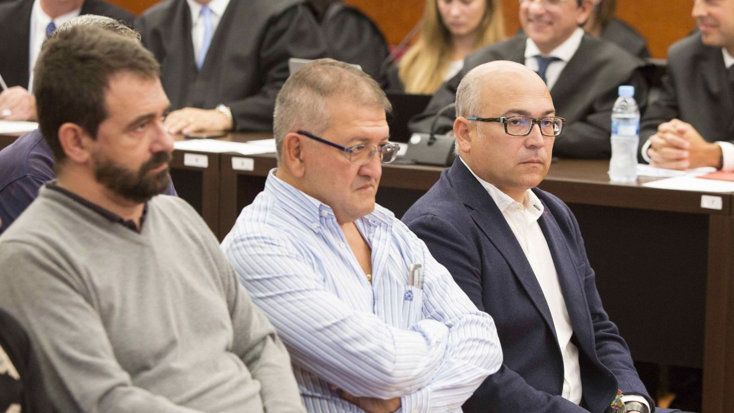 De derecha a izquierda, los exdirigentes del PNV en Álava, Alfredo de Miguel, Aitor Telleria y Koldo Otxandiano durante el juicio seguido en su contra. (EFE/David Aguilar)