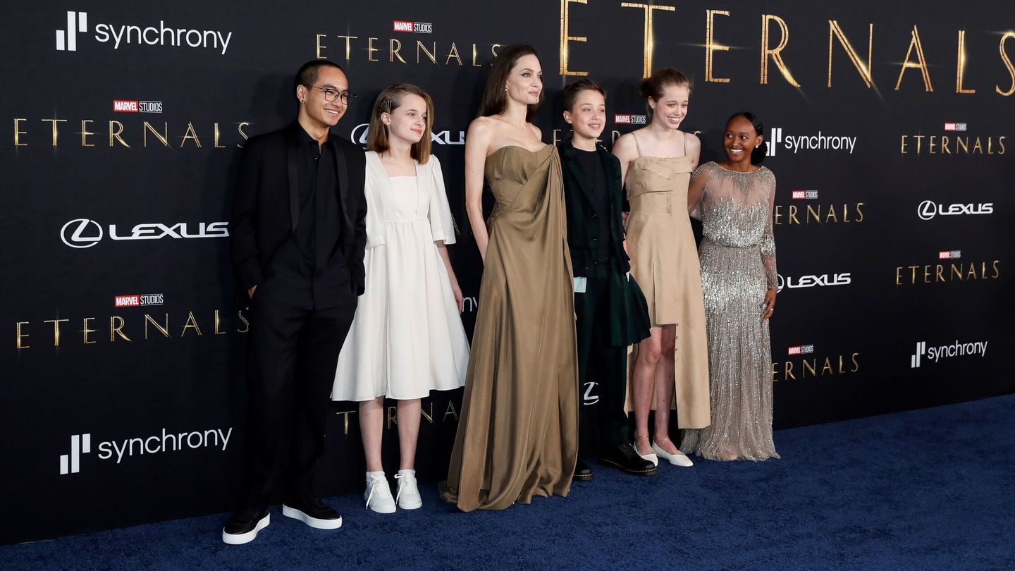 Maddox, Vivienne, Angelina Jolie, Knox,  Shiloh y Zahara, en el estreno de 'Eternals'. (EFE)