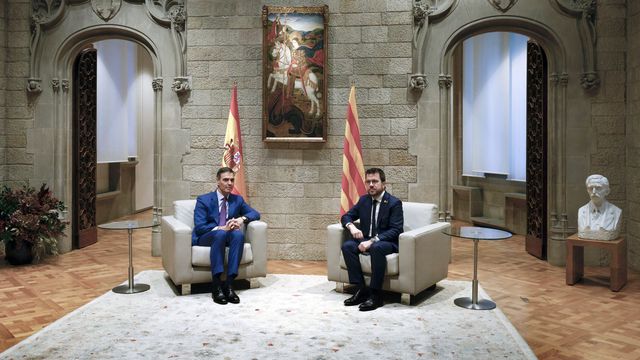 El presidente del Gobierno, Pedro Sánchez, y el presidente de la Generalitat, Pere Aragonès. (EFE/Quique García)