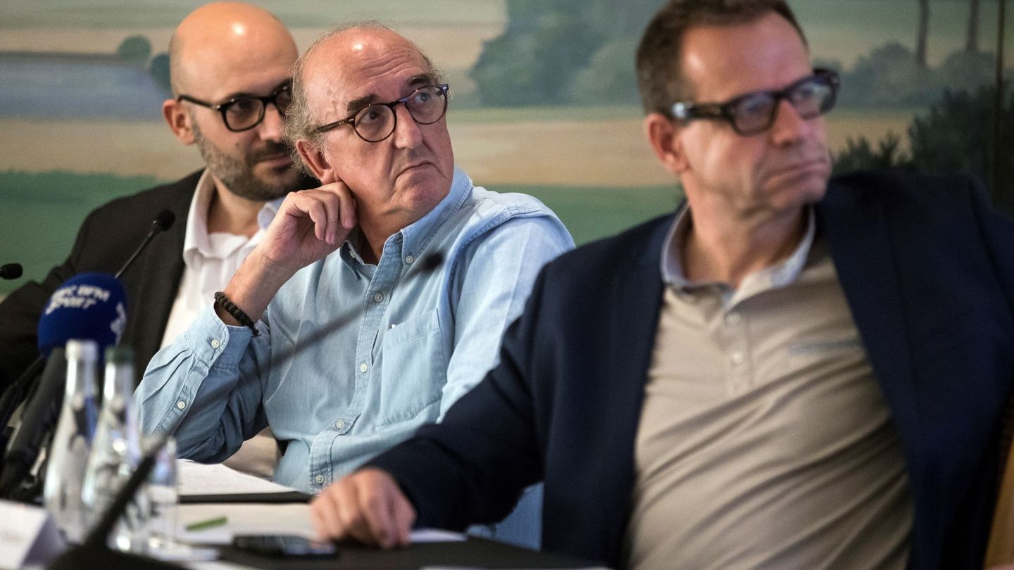 El presidente del grupo multimedia de comunicación Mediapro, Jaume Roures (c),y el director de Comunicaciones de Mediapro, Oliver Seibert (d)