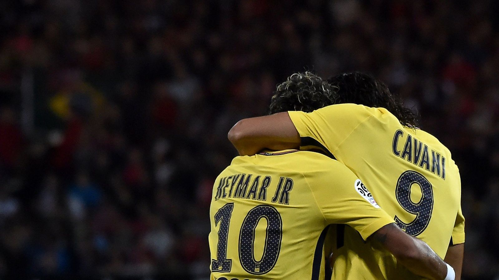 Foto: Neymar y Cavani se abrazan. (Reuters)