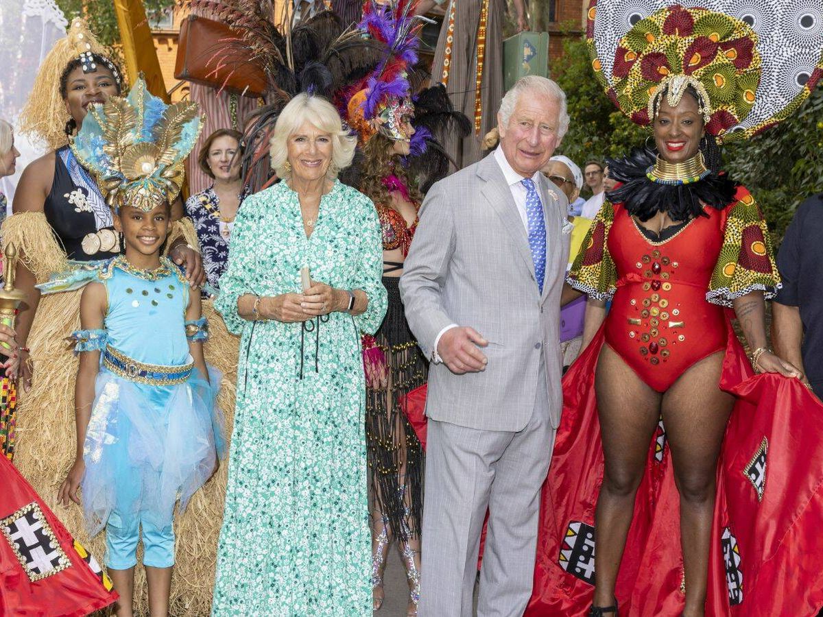 Foto: Camila de Cornualles y el príncipe Carlos, en el carnaval previo de Notting Hill. (Cordon Press)
