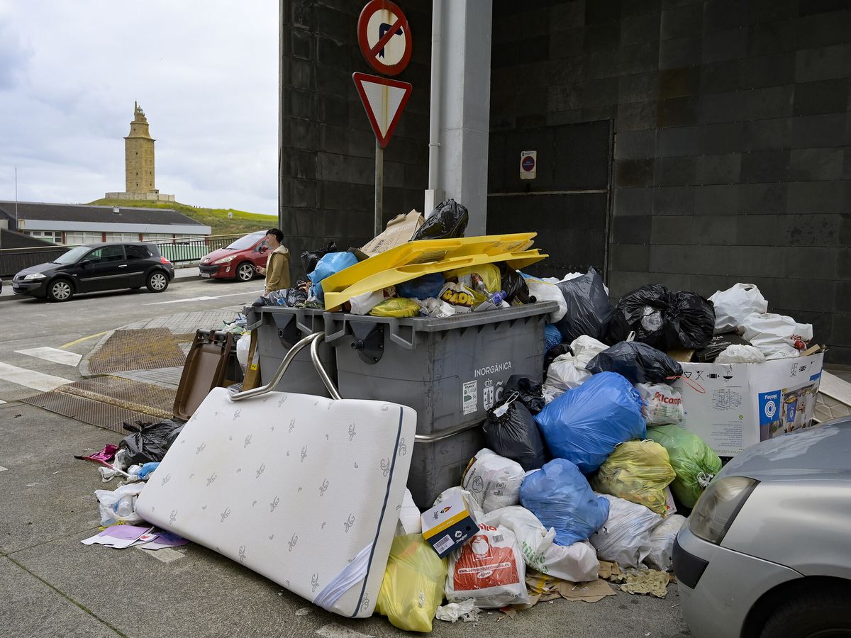 Foto: Huelga de basuras en A Coruña. (M. Dylan/Europa Press)
