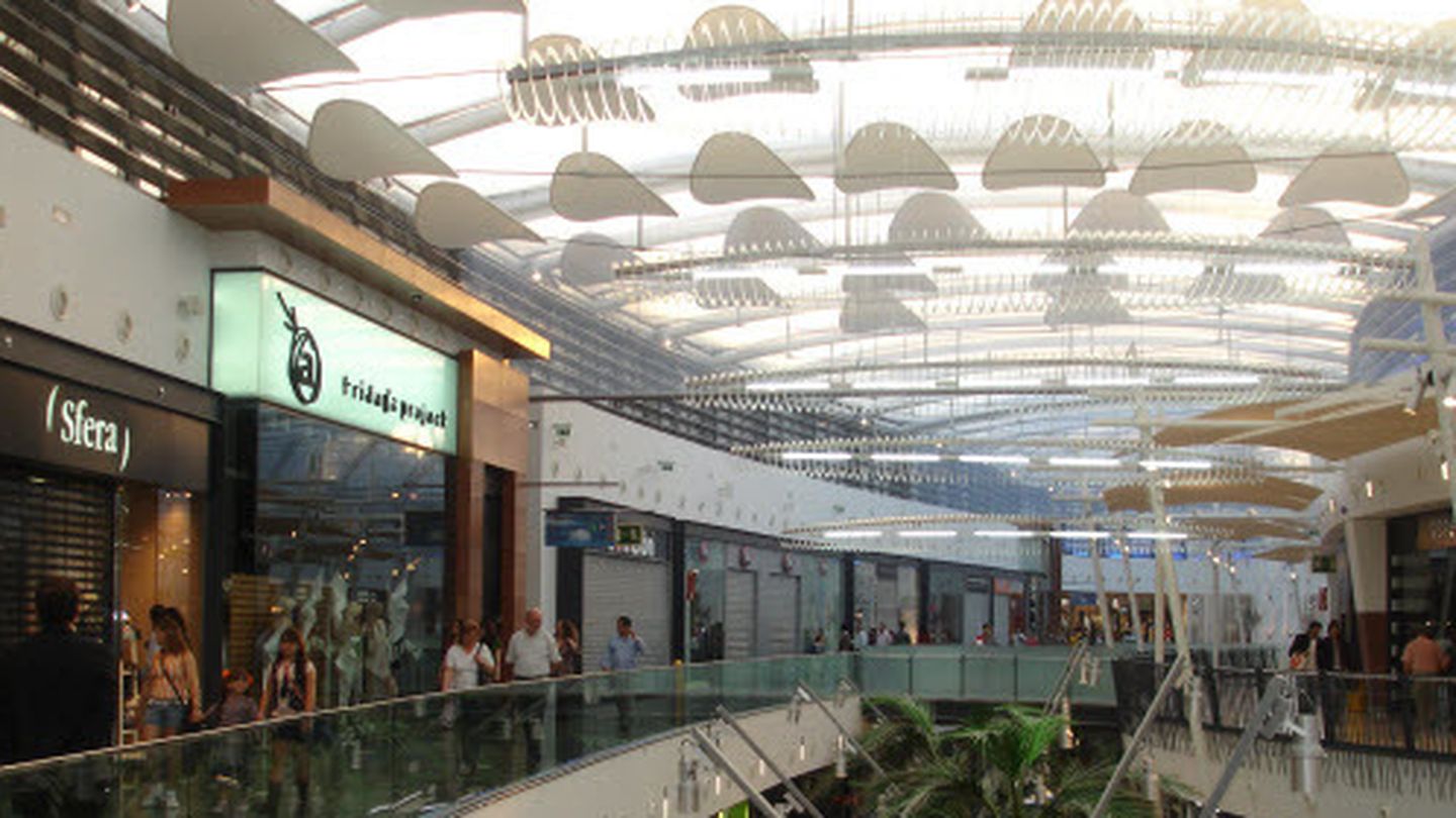 Interior del centro comercial Islazul.