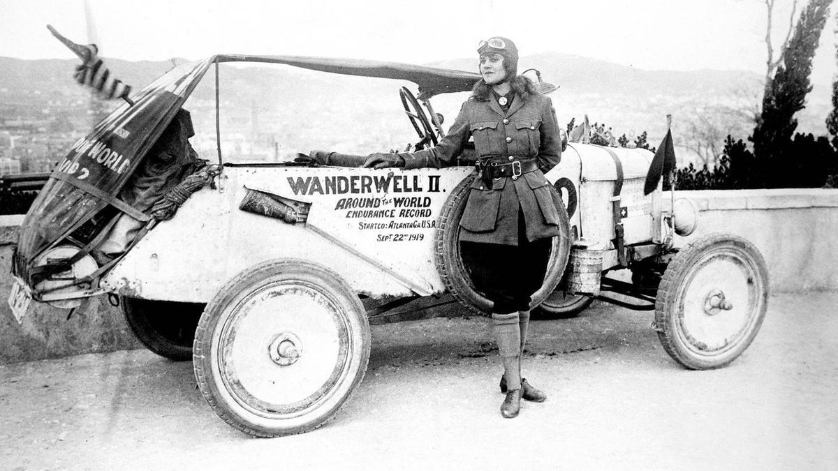 ¿Qué gesta logró Aloha Wanderwell en 1927 y quién intenta repetirla en coche eléctrico?