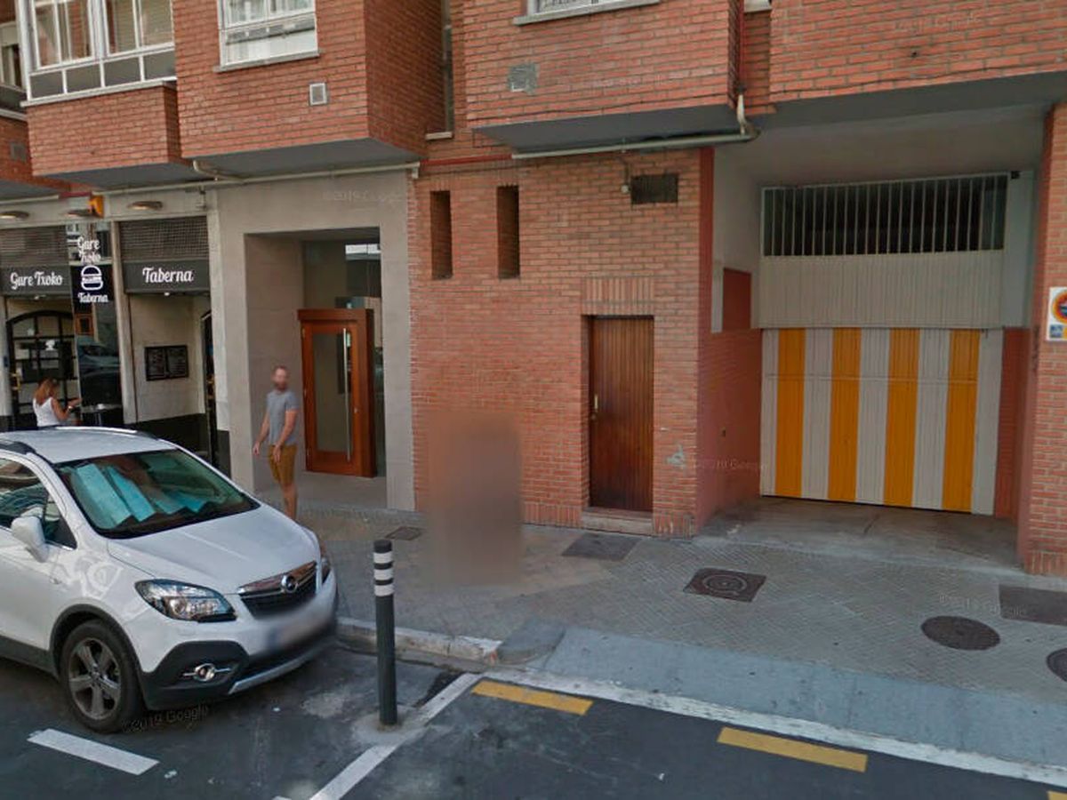 Foto: El 'calvo' de un joven vitoriano ha sido pixelado por la aplicación (Google Maps)