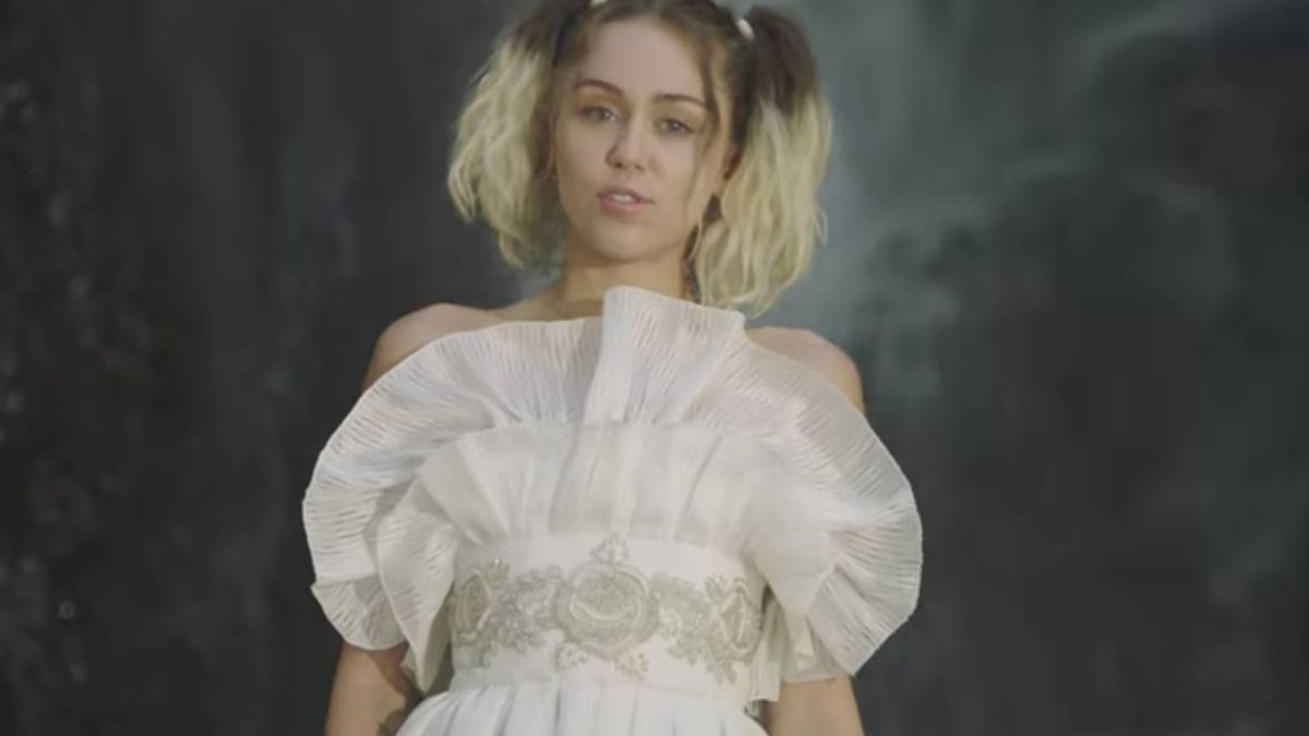 Miley Cyrus se viste de Palomo Spain en su videoclip 'Malibu'