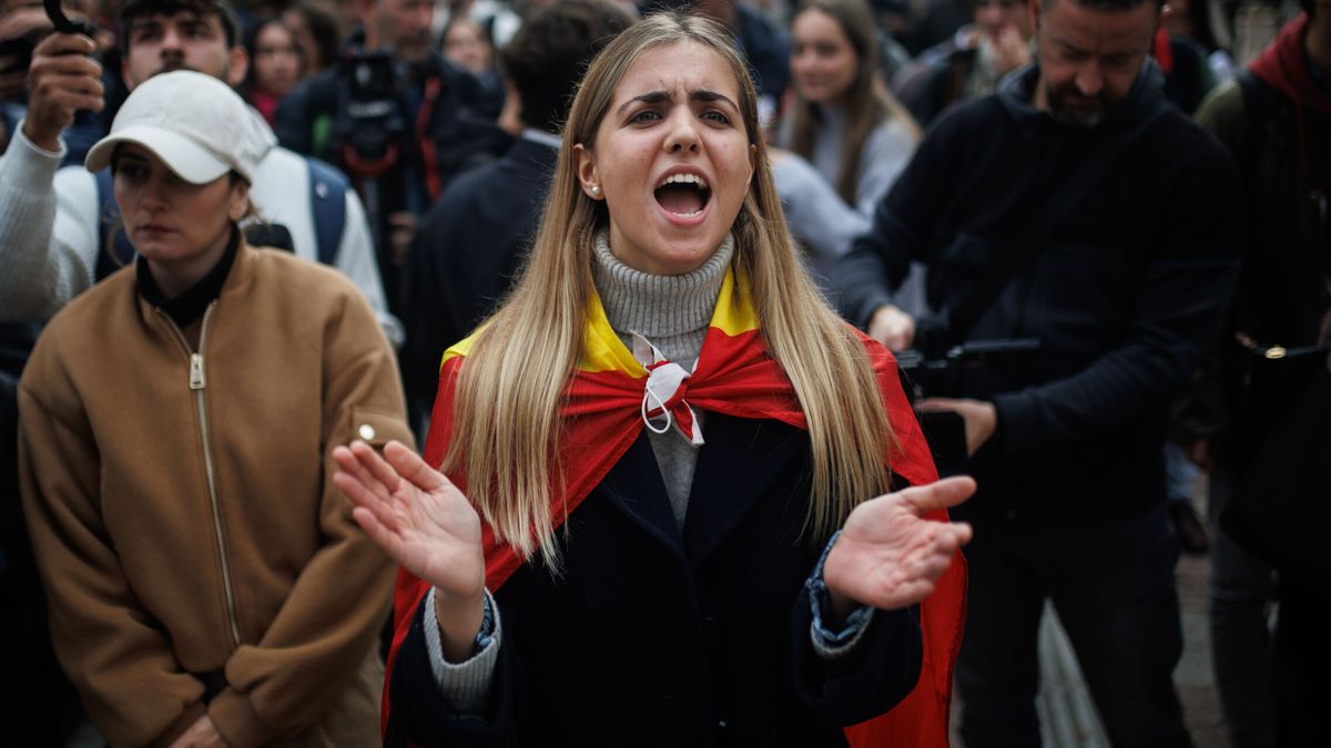 PP y Vox pugnan por capitalizar el descontento juvenil con el nacionalismo en Cataluña