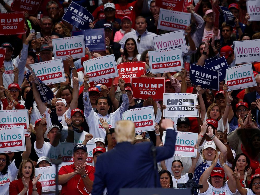 Foto: Donald Trump saluda a sus partidarios en un mítin. (EFE)