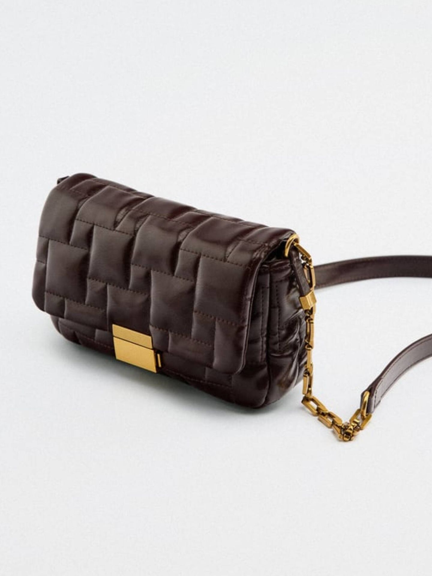El bolso de color marrón de Zara. (Cortesía)