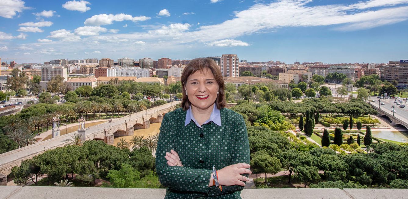 Isabel Bonig, en la azotea del edificio de la sede del PP con el Jardín del Turia detrás. (Marga Ferrer)