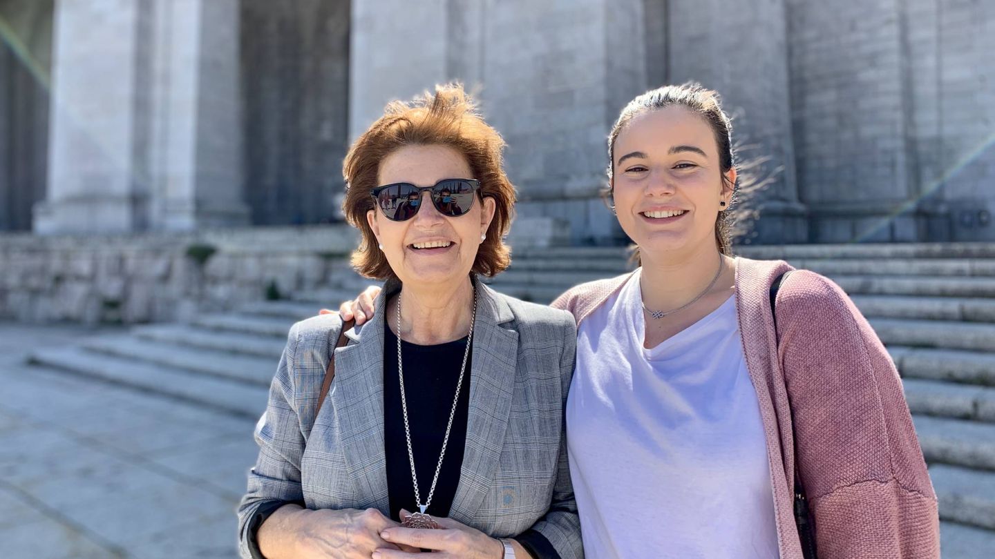 María Jesús (i) y María García, madre e hija, el pasado 13 de abril a las puertas de la basílica del Valle de los Caídos. (J. R. | EC)