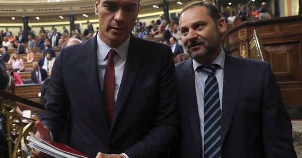 Foto: Pedro Sánchez y el ministro de Fomento en funciones, José Luis Ábalos, el pasado 22 de julio en el debate de investidura en el Congreso. (EFE)