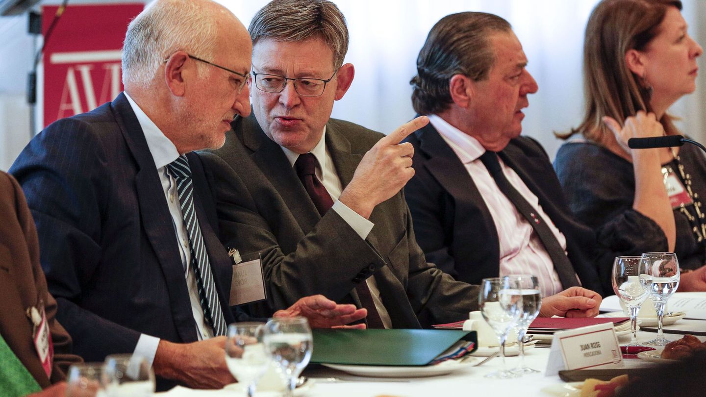 Juan Roig charla con Ximo Puig en un almuerzo con Vicente Boluda y Agnés Noguera al lado. (EFE)