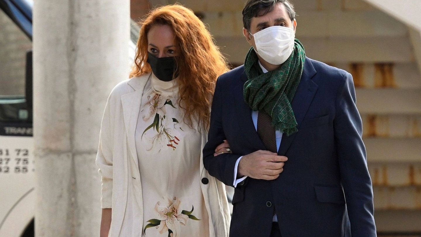 Rocío Carrasco, acompañada por su abogado, Javier Vasallo, el pasado 30 de abril en su último juicio con Antonio David. (EFE)