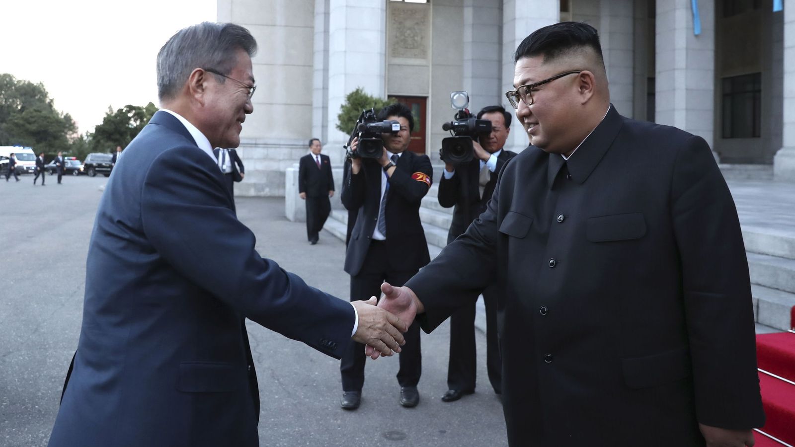 Foto: El líder norcoreano Kim Jong-un (d) saluda al presidente surcoreano Moon Jae-in (i) a su llegada al Gran Teatro de Pyongyang. (EFE)