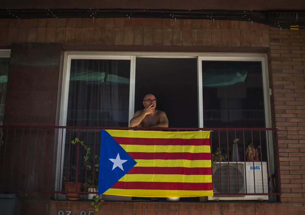 Foto: Un hombre apoya la reivindicación de la Diada desde el balcón de su casa. (Reuters)
