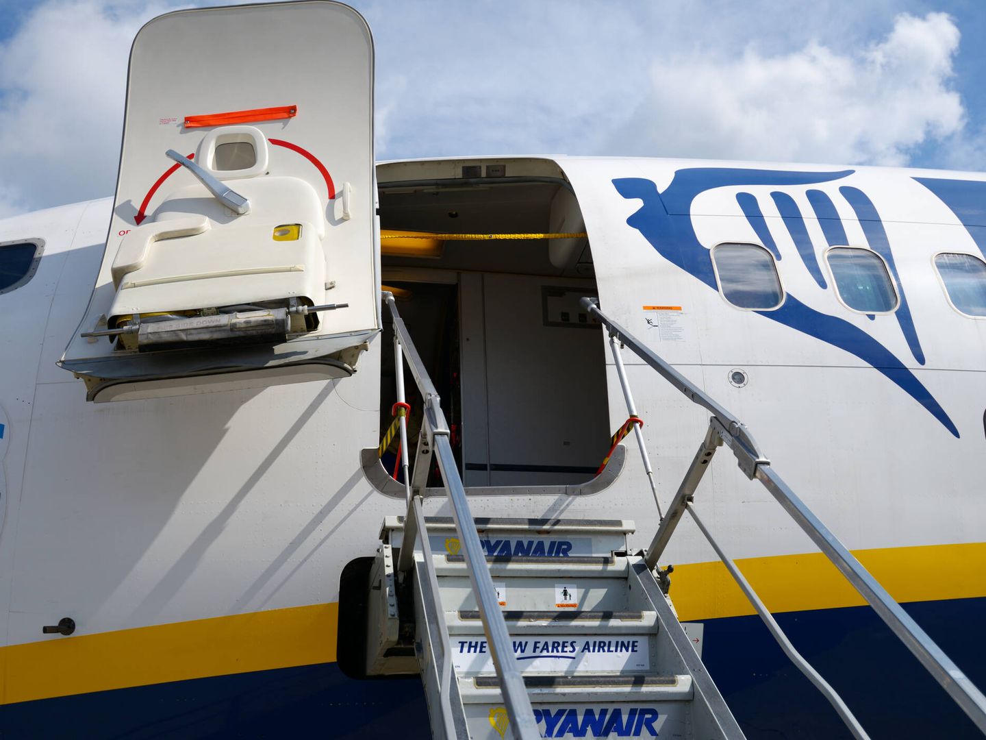 Puerta de entrada a un avión de Ryanair. (iStock)
