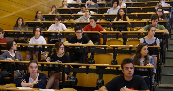 Foto: Estudiantes esperan en la facultad de Odontología de la Universidad Complutense de Madrid para el inicio del curso. (EFE)