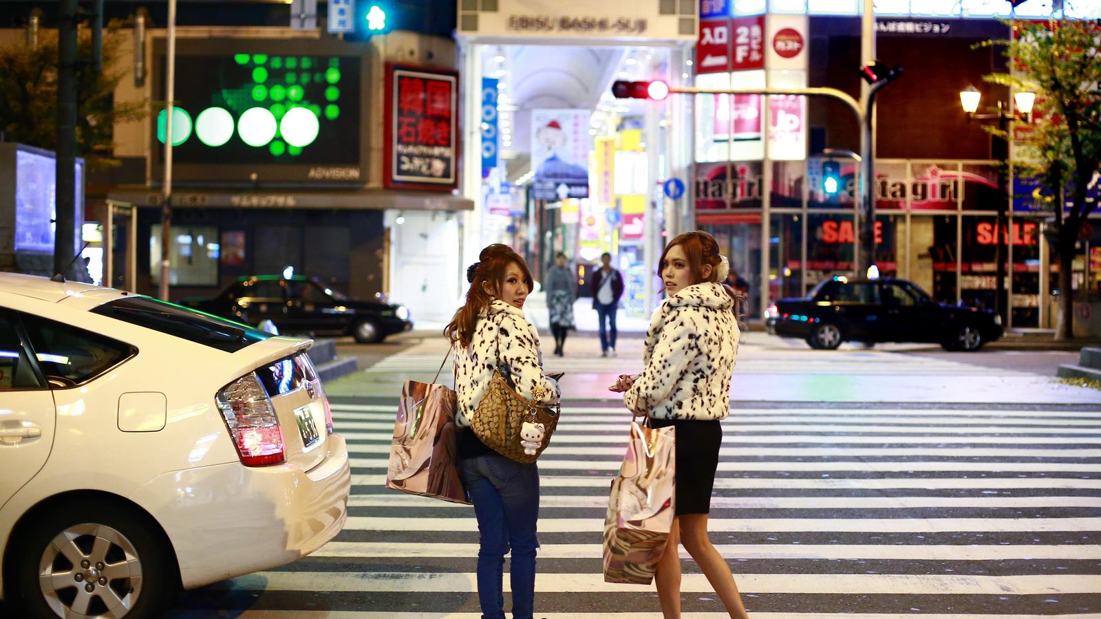 Foto: Dos mujeres salen de compras por Osaka, considerada la tercera ciudad más segura del mundo. (Reuters)