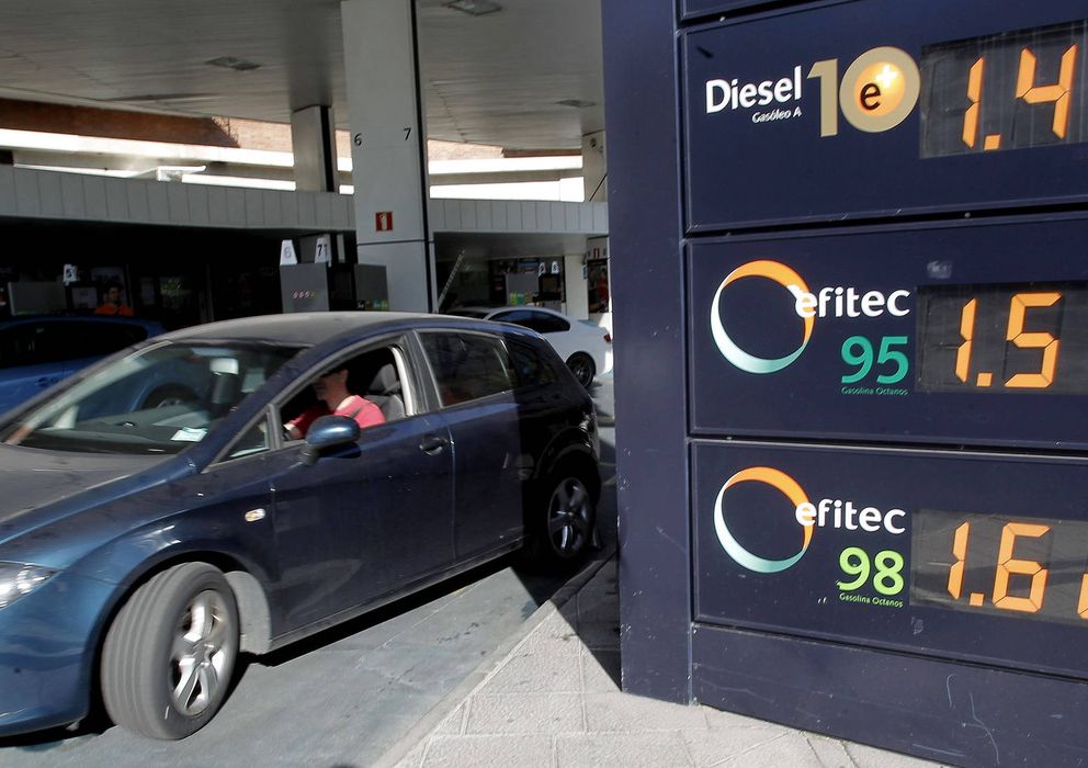 Foto: Panel de precios en una gasolinera de Madrid (Efe)