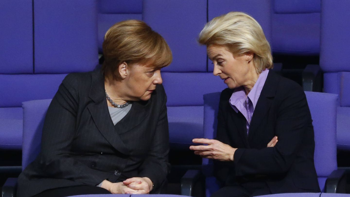 La canciller Merkel habla con la ministra de Defensa en el Bundestag, en Berlín. (Reuters)