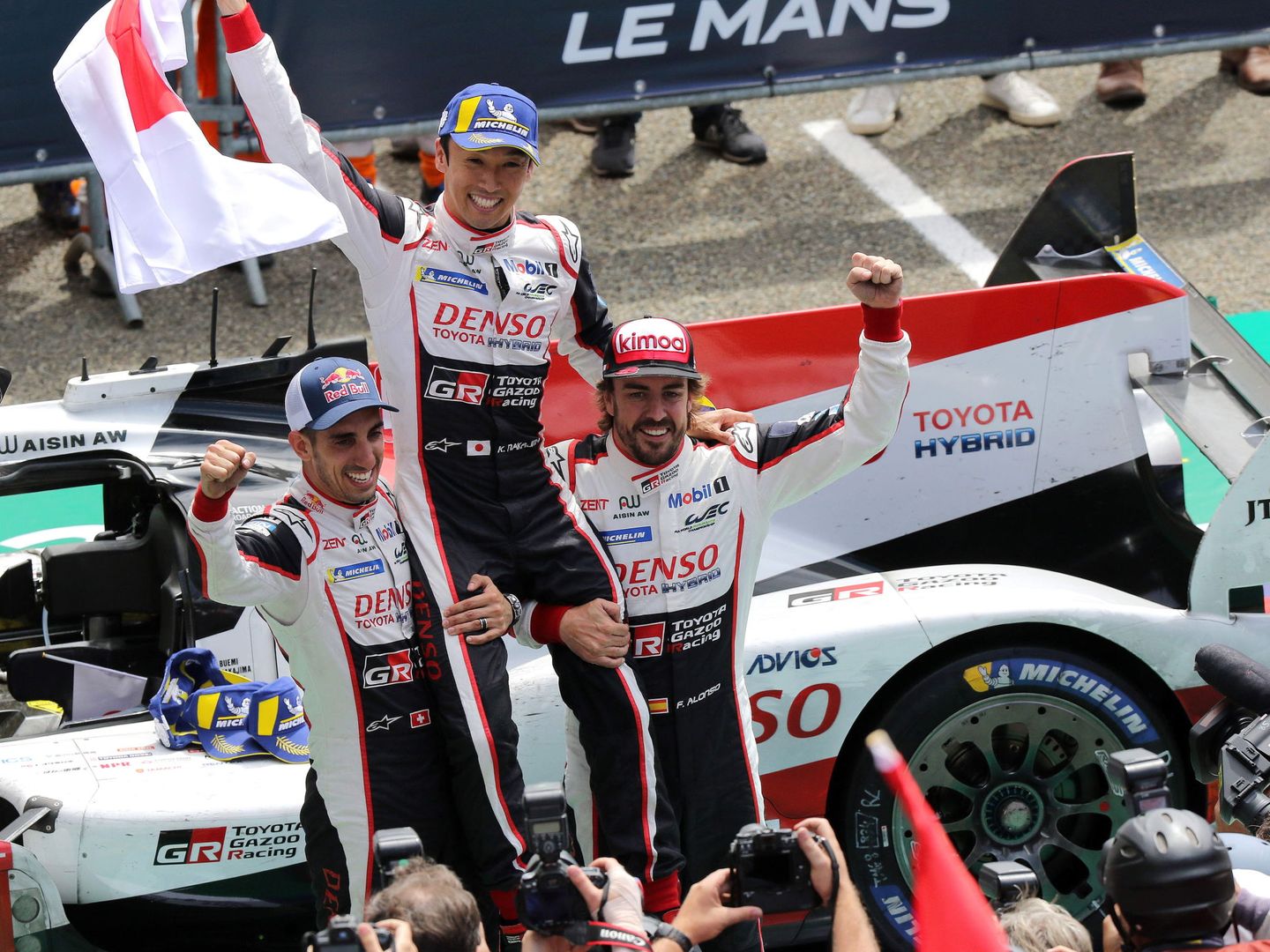 Alonso, Nakajima y Buemi celebran el triunfo en las 24 Horas de Le Mans. (EFE)