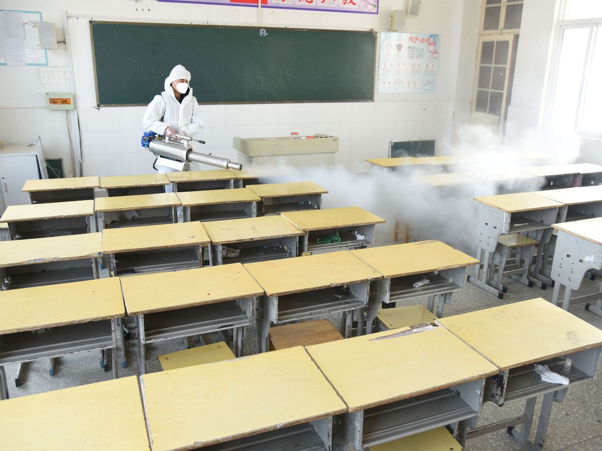 Foto: Un trabajador desinfecta una escuela primaria en China. (Reuters)